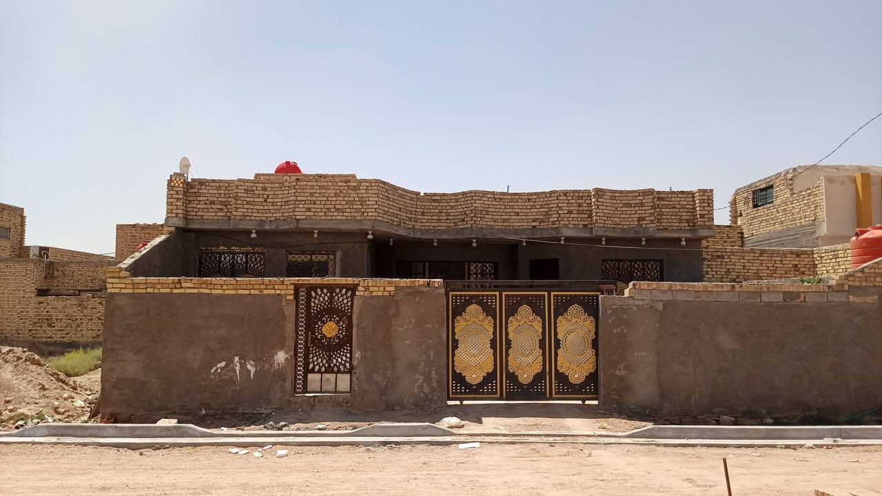 سلام عليكم بيت للبيع بناء كامل المساحه 320متر طابو صرف بناء البيت 3اغرف نوم الطول6متر هوا 9متر مطبخ 5متر صيحات 4،,,,براني 7متر حديقة بيه 2اكبار صب كونكريت موقع البيت وره مدرسة نهاوند ملاحظة البيت مطلوب إسكان  تسديد 130الف الشهر مطلوب 20مليون تبقه على المشتري الي رغب بل شراء يتصل ويدلل رقم الهاتف***********
