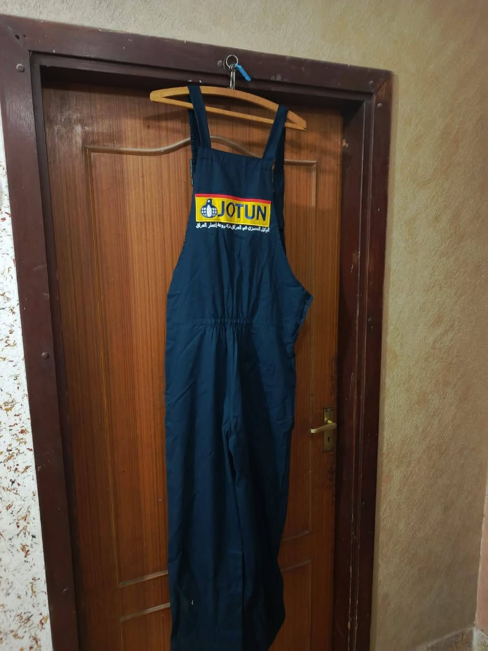 بدلت عمل للبيع قياس لارج جديده بسعر مناسب ***********
