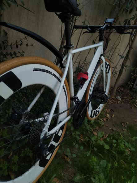 للبيع بايسكل c700🚴🏽‍♂️
مميزاته:✨
هيكل المنيوم 
كير امامي3 خلفي7
مكينه خلفيه مبدله صوت طرب
وزنه بالكامل 15 كيلو 
بايسكل شغال ناقصه بس سايق🫵🏼
عيوبه:
الجوب مالته 90mm ممتوفر بالعراق 
بس حلها سهل اطيك تتطواله للكصبه وتنفخ بيه ابراحتك
السعر 360 الف وبيه مجال للشراي
عنواني حي العامل(لا يوجد توصيل❌)
رقمي ***********
