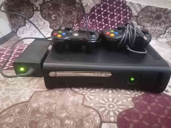 سلام عليكم اكس بوكس 360 نضيف كلش وياها يدات ثنين وحده بلادي وحده تجاري للبيع السعر 90وبيها مجال بسيط بيها اكثر من ستين لعبه قويات مكان القرص يشتغل رقمي ***********
