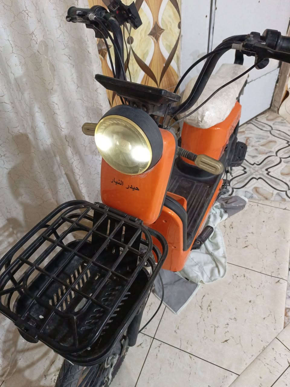 السلام عليكم دراجة للبيع جديدة بس بطارياتها ناشفات عوزهن ماي بالفين دينار قيم واخذ ***********
