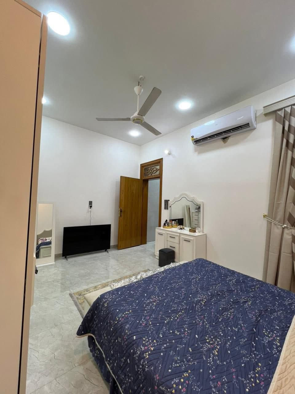 بيت للبيع المساحة 100 متر واجهة 5 ونص ونزال 18 متر 
الموقع الكوفة السهيلية مقابل المستشفى العراقي اول بيت عن الشارع العام 
بناء درجة اولى صب اساس وسقف جسور مو حصيرة 
ارضية بورسلين هندي درجة اولى شركة ايتاكا 
بيبان حديد تعويج 
الخشب صاج درجة اولى 
غرفة ومطبخ وصالة واستقبال وصحيات داخلية وخارجية 
الطابق الثاني غرفة وبيتونه 
للأستفسار  ‭0780 526 0856‬
