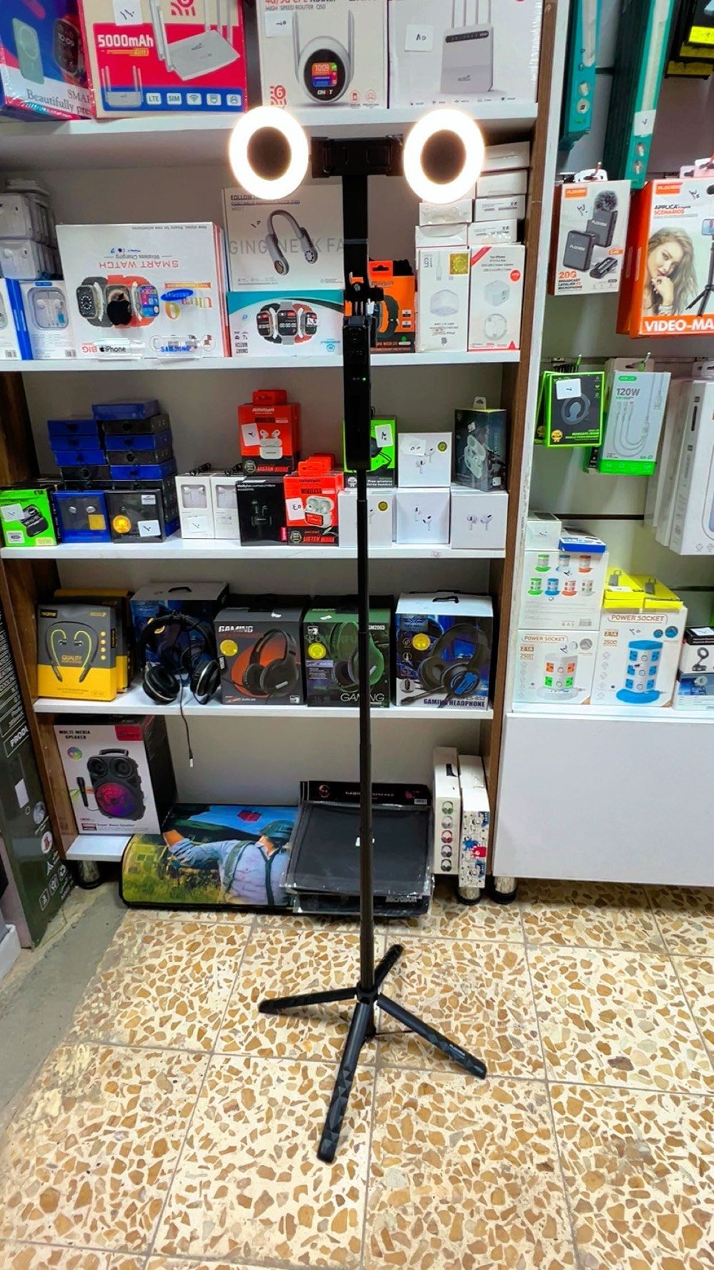 الى جميع الاخوة والاخوات مهتمين في التصوير جبت الكم استان يخبل. شحن بي اضائه لا تهتم اذا طفت الكهرباء متحرك 360 درجه تريده محمول او ثابت طول الاستان مترين ونص تحكم عن طريق ريموند. للحجز واتساب متوفر توصيل 