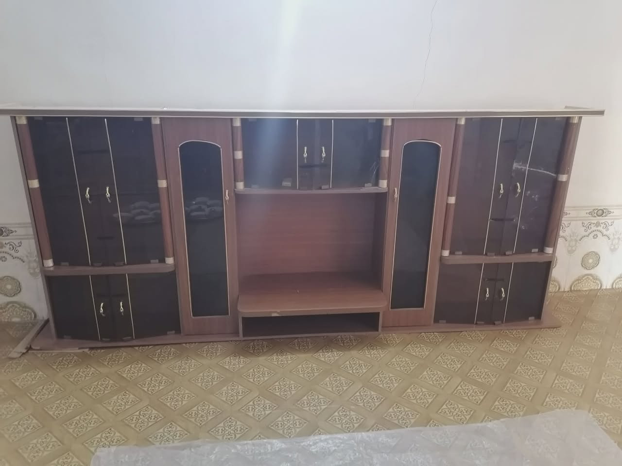سلام عليكم للبيع معرض طابقين نضيف اخو الجديد طوله 3متر اوعرضه 3متر مكانيدوانيهدغارهازبيد الاستفسار(***********)
