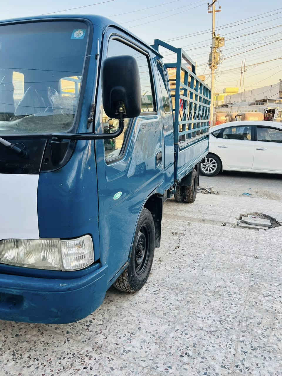 سلام عليكم فنتيره موديل 2000 سياره بلاديه بس الهلالات معمرات بسمنه مكان السياره   بغداد60 وبيه مجال قليل رقم الهاتف ***********
