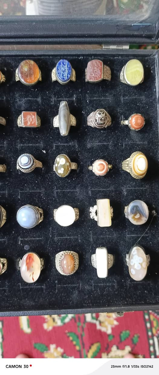 السلام عليكم ٥٠ خاتم للبيع الاسعار من ٥٠لل٦٠ واذا شلع القطعه على بمليونين و٤٠٠  بصرة ***********
