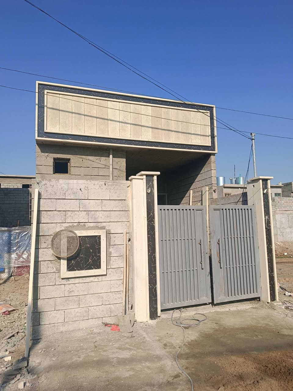 للبيع بيت 100 متر طابق واحد بناء حديث تسليم مفتاح في حي السماح الثانيه شارع 15 مقابل مقابل الدار خدمات قيد الانشاء يحتوي على غرفه نوم وصاله وصحيات واستقبال ومطبخ وكراج وبيتونه
نظام كاميرات نظام ديكتات  نظام سبالت نظام غسلات 
سند طابور ملك صرف من شرعي مباشر
للاستفسار عن السعر 
الاتصال ***********
