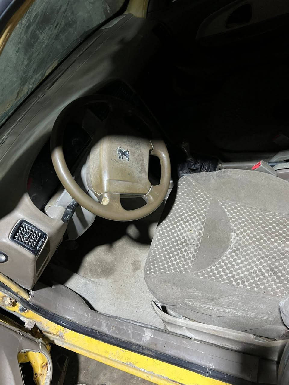 سلام عليكم سيارة بيجو البيع موديل ١٤ مكينة وكير مكفولات تبريد شغال سنويته ل ٢٧ راعيها موجود نقصها السيارة باتري السعر ١٣ وبيها مجال قليل العنوان بصرة الموفقية ***********
