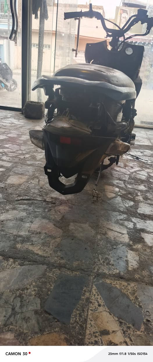 السلام عليكم. شاصي جيتي آر نضيف
مع كاعية وحاضنه وسبعه
وكشن 
وبكلايت واشاير خلفي
ويل وتاير امامي 
وزوج دبلات 
العنوان بغداد تقاطع درويش ***********
