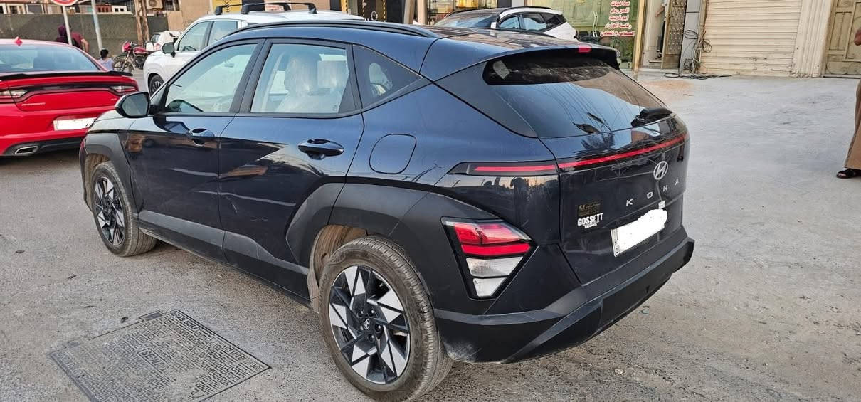 السلام عليكم ورحمة الله ..
للبيع هونداي كونا موديل 2024 فئة ال SEL الشكل الجديد *********** واتس اب 
المواصفات ..
محرك 2000 DOHC
السيارة ماشية 15 الف قابل للزيادة 
دشبول ديجيتال 
بصمة تشغيل + أبواب 
لايتات LED 
أشاير بالمري الجانبية 
كامل تحكمات 
تبريد لمس 
حساس خلفي 
رادارات أمامي وجانبي ( توقف ذاتي ) 
كراسي كهرباء 
داخل ملكي ( آوف وايت ) 
شاحن تايب C 
هاندبريك كهربائي 
وبقية المواصفات لفئتها ..
السيارة بدون صبغ فقط تعديل بسيط بخشم البونيد وتكحيل ( فقط ) 
السيارة رقم بغداد تحويل بنفس اليوم ..
السعر 183 قابل للتفاوض 

 رقم الشاصيKM8HB3AB5RU052286
