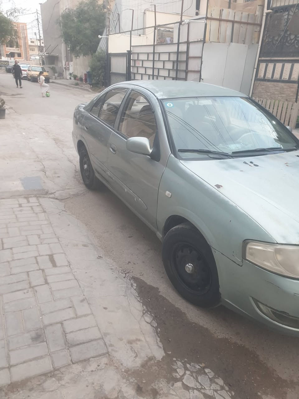 السلام عليكم للبيع نيسان سني 2007 كير عادي محرك نضيف دواخل نضيفه الكشر بي جراد رقم ديالى تبريد نقص غاز بيهه ضربه بالجاملغ الايمن ومصلح السعر65  الاتصال ***********
