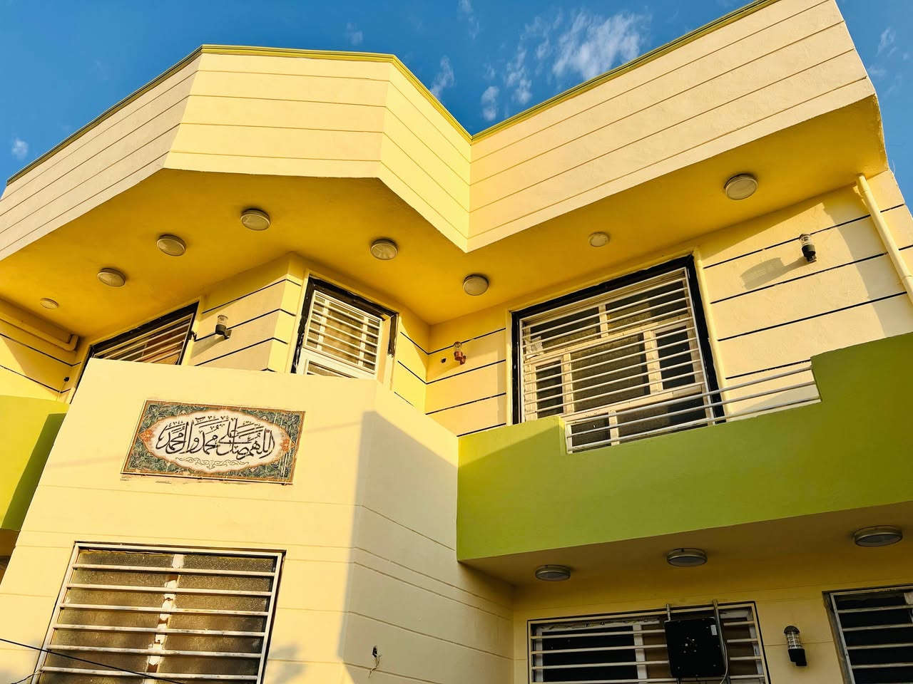 السلام عليكم ورحمة الله وبركاته
بيت للبيع سند ٢٥ طابو زراعي طابقين مساحة ٢٠٠ متر مربع يحتوي الطابق الأول على ٢ غرف نوم + مطبخ كبير +صالة كبيرة + هول كبير + درج + محجر دور + حمام داخلي +حمام خارجي + طارمة وكراح سيارة
الطابق الثاني يحتوي على ٢غرفة نوم كبيرة + هول كبير + سطح مطبك فرشي كامل + سطح ثاني مطبك فرشي كامل
البيت سيراميك + ديكورات جبسن بورد + كهرباء ثري فيز + خط مولدة
عرض الشارع ١٠ متر منطقة هدؤ والجيران ناس اخلاقهم وطيبتهم تسبق سمعتهم
ورديه خارج شارع البحمير
العنوان قرب النائب حبيب حلاوي /  ابو مصطفى للعقار  ***********  السعر خاص
