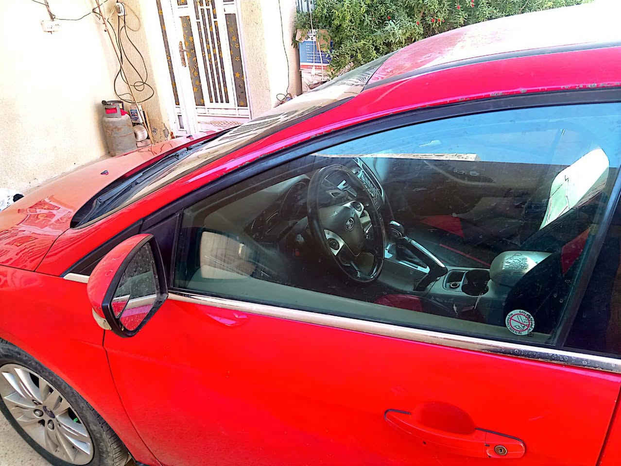 فورد فوكس موديل 12 رغم نكليزي تحويل مباشر  سياره حلوه بيهه طخات بسيطه بدون صبغ  كير ومحرك كورله  تراي وين ميعجبك.  بيهه مواصفات حلو السعر 65 التصال عله رقم ***********
