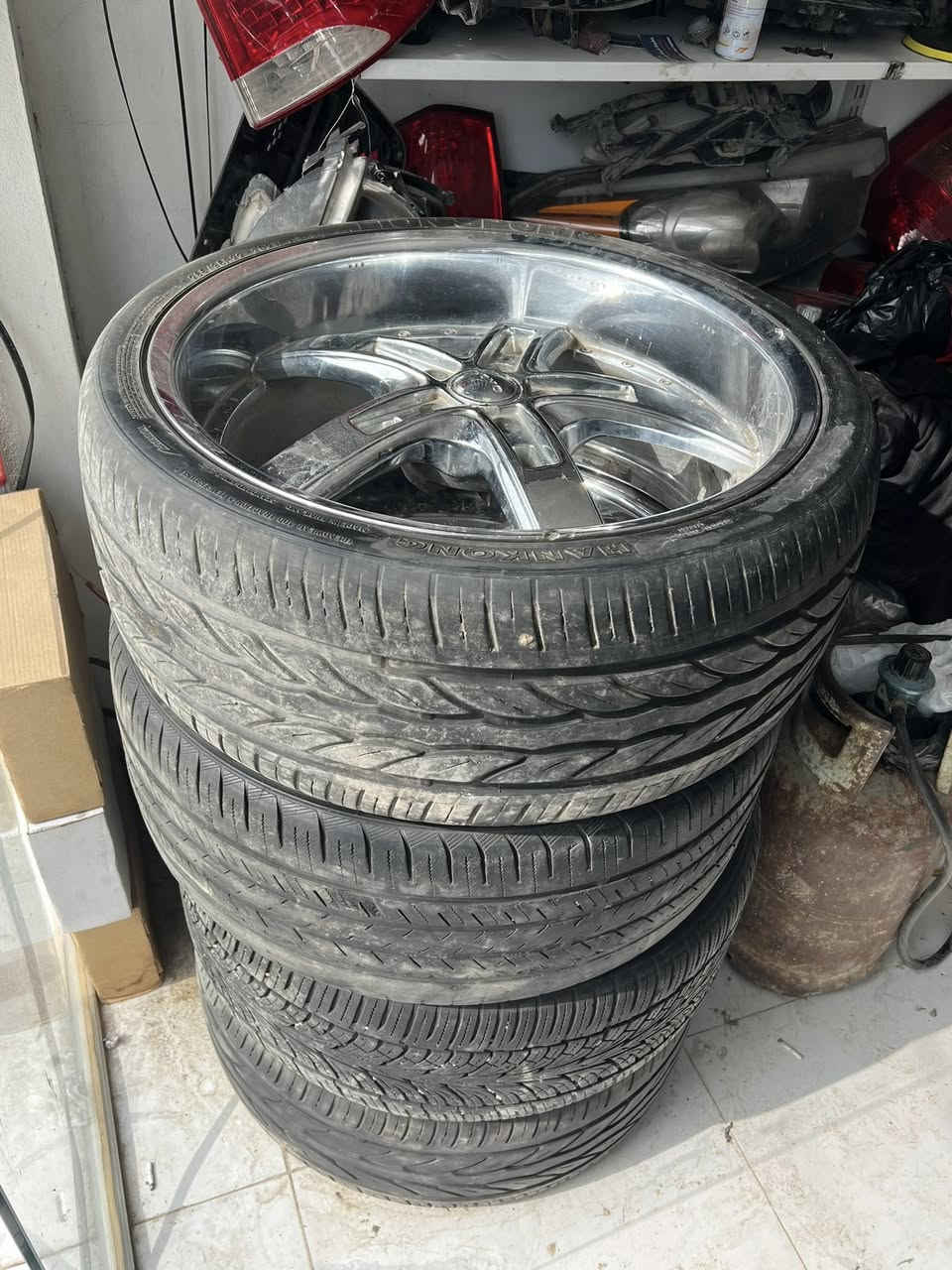 السلام عليكم ويلد حجم 22 اصلي   4 تخم تاير كامل للبيع. 450 وبي. مجال ***********
