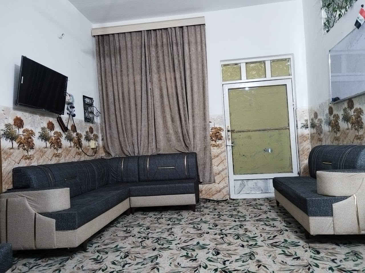 🏡 بيت طابقين للبيع في كربلاء (قرب جامعة كربلاء فريحة) شارع اسواق ركن الجامعة، يبعد 10 دقائق عن الإمام (ع) وقريب من طريق المشاية والمواكب.
البيت يقع على ساحة، ومساحته 100م² - طابقين - سند قرار 25.
البيت جاهز للسكن، كامل ماء وكهرباء، وارضية وجدران.
الأرضي: غرفة نوم، صالة، استقبال، مطبخ، حمام داخلي وصحيات خارجية.
الثاني: غرفتين نوم، صالة كبيرة، مجمع صحيات، بلكونة.
بسعر 78 مليون (وقابل للتفاوض).
📞 للاستفسار اتصل على الرقم: ***********
🏡 بيت طابقين للبيع في كربلاء (قرب جامعة كربلاء فريحة) شارع اسواق ركن الجامعة، يبعد 10 دقائق عن الإمام (ع) وقريب من طريق المشاية والمواكب.
