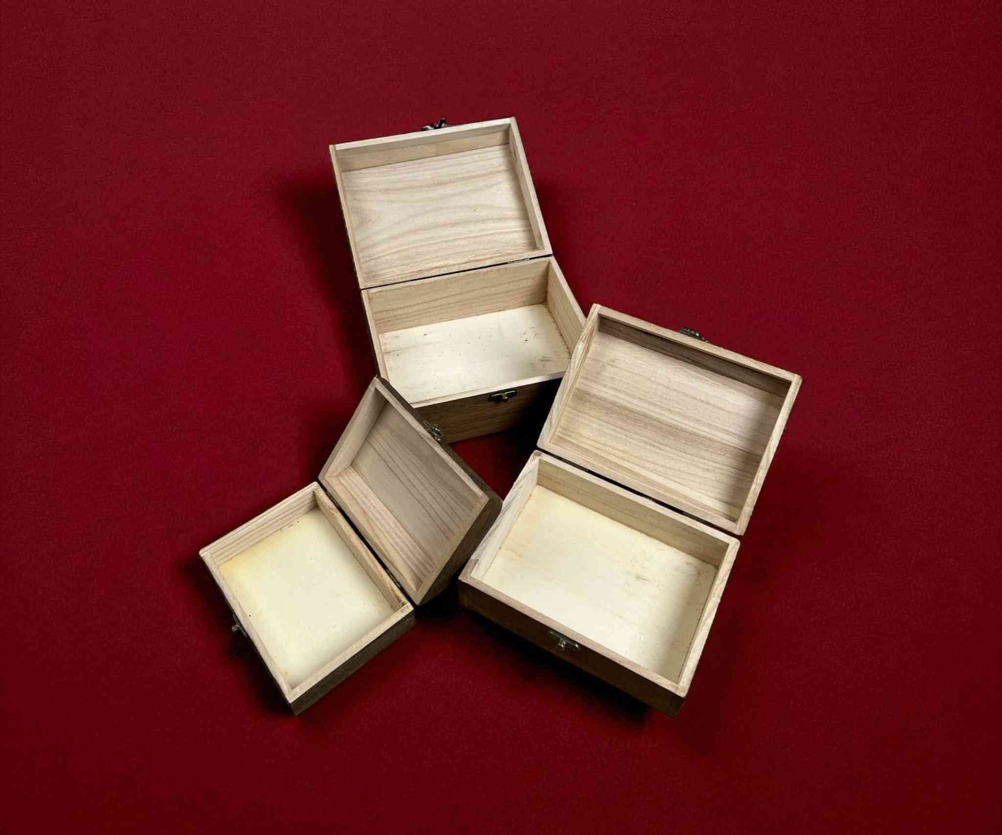 السعر 24الف دينار التوصيل 5 الاف
طقم صناديق حفظ خشبية (3 قطع بأحجام مختلفة)

الاستخدامات:

لتخزين الإكسسوارات والمجوهرات والمقتنيات الشخصية بطريقة أنيقة.

مثالية لحفظ المفاتيح، الصور التذكارية، أو العملات القديمة.

يمكن استخدامها كعنصر ديكور يضفي لمسة كلاسيكية على أي غرفة.

مناسبة كعلب تغليف للهدايا الفاخرة.

المميزات:

تصميم كلاسيكي أنيق من الخشب الطبيعي يمنح لمسة فنية للمكان.

إغلاق معدني متين بلون نحاسي عتيق يزيد من الطابع التراثي.

تشطيب خارجي ناعم ومتين مع حواف مصقولة.

صناديق متداخلة (توضع داخل بعضها لتسهيل التخزين).

خفيفة الوزن وسهلة الحمل مع مساحة داخلية مناسبة لحفظ الأدوات الصغيرة.

محتويات الصندوق:

3 صناديق خشبية بأحجام مختلفة:

- الكبير: طول 21 سم × عرض 17 سم × ارتفاع 10 سم
- الوسط: طول 18 سم × عرض 14 سم × ارتفاع 8 سم
- الصغير: طول 15 سم × عرض 11 سم × ارتفاع 6 سم

الملاحظات:

الألوان ونقشة الخشب قد تختلف قليلًا بين القطع بسبب الطبيعة الخشبية.

يُنصح بمسحها بقطعة قماش جافة للحفاظ على لمعان الخشب.

المنتج خالٍ من أي دهان أو طلاء كيميائي ضار. بغداد, العراق


**إذا كنت صاحب هذا الإعلان وتريد حذفه لأي سبب، رجاءا أرسل رسالة إلى الدعم الفني**