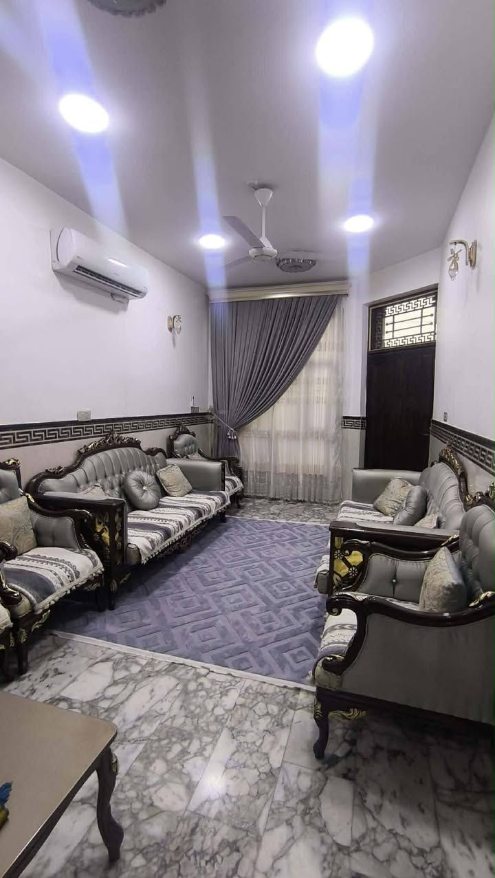 بيت طابقين كامل من كلشي
واجهة كامله 
ثلاث غرف نوم
استقبال وصاله و مطبخ
عدد حمامات 2
صحيات خارجية
الارضيه مرمر درجة اولى للطابقين
العنوان حي الغدير
شارع مدرسه ابي طالب الرئيسي الاول 
المساحة 125 شارع عرض 20
السعر الاتصال على هذة الرقم***********
عندك_عقار_راسلني_واعرضة_الك
