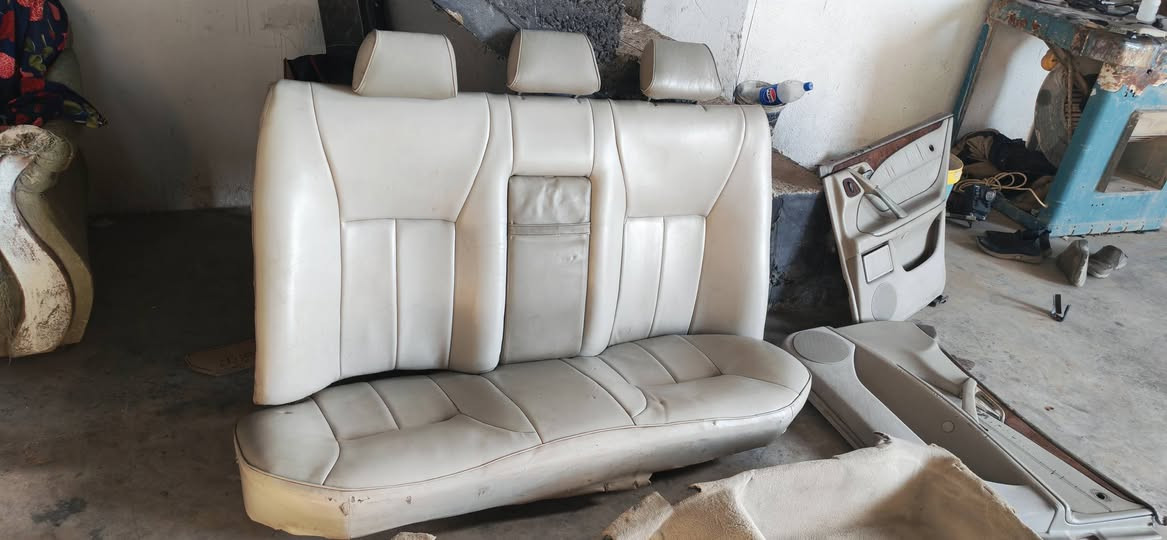 غرفة مرسيدس أم عيون 210 موديل 2000 سعر 400$ وبيها مجال
***********

***********

