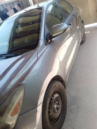 كيه ريو موديل2019 ماشيه84000 حادثه بس بنيد مكينتهه كفاله السياره نضيفه...
