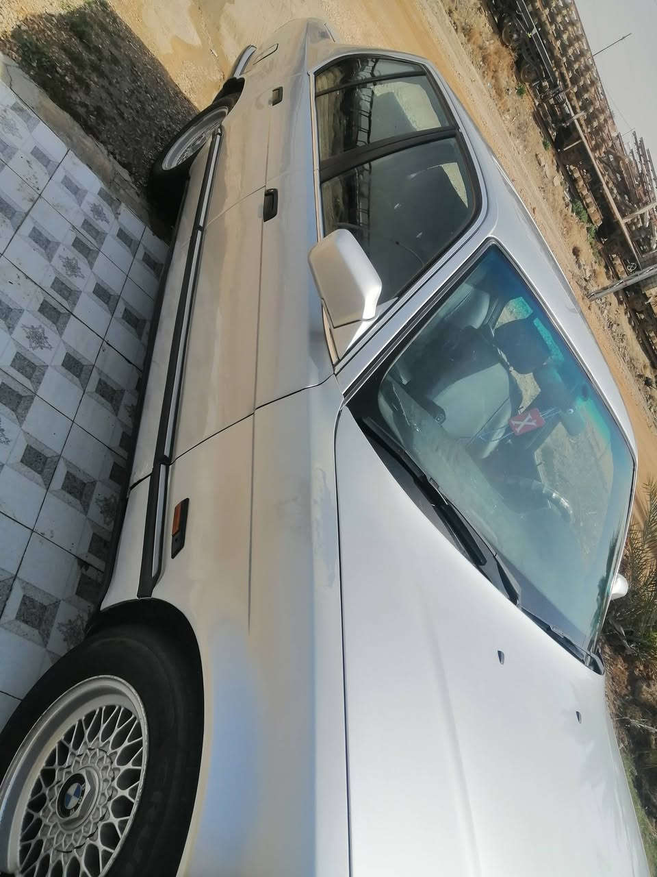 السلام عليكم 735موديل 1991محرك كير مكفول تخم تاير جديد تبريد جديد بريفه منضومه جديد بانزين منضومه جديد كهربائيات كله شغال صدره نضيفه كشره نضيفه واحله من الصور بعد داخل جلد اسود ارضيه جلد  ٧٠وبيه مجال اليعجبه بتصل وبيه خير ويدلل ***********
