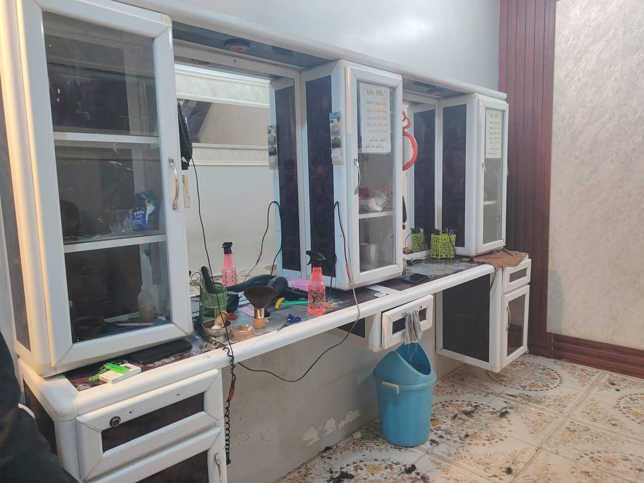 السلام عليكم
مكلف بالنشر اعيد مكلف بالنشر موجود رقم صاحب الميز

ميز حلاقه كامل نضيف كدام عينك مع ملحق مرايه خلفيه على طول الميز السعر 150 الف العنوان كوت حي الجهاد رقم صاحب الميز ***********
