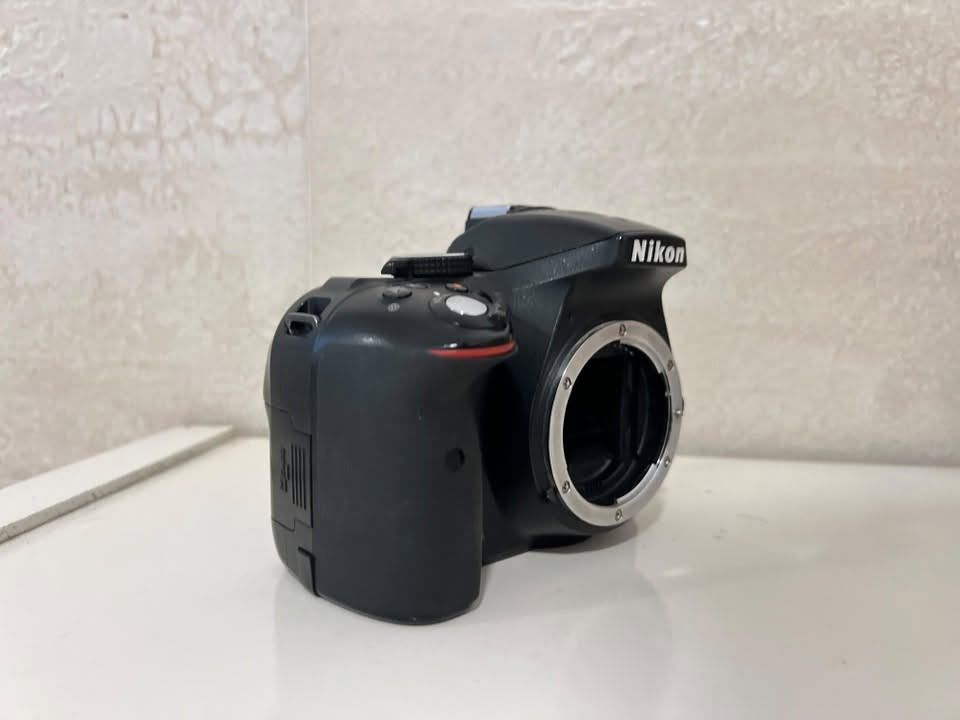 📸 كاميرا Nikon D5300 للبيع
• الحالة: 95٪
 • دقة 24.2 ميغابكسل
 • 39 نقطة فوكس
 • تصوير متواصل حتى 5 صور بالثانية
 • عدسة أصلية 18-55 (فتحة عدسة f/3.5–5.6)
 • حساسية ISO من 100 لحد 12800 (قابلة للتوسيع)
 • شاشة 3.2 إنج متحركة بدقة عالية
 • تصوير فيديو Full HD 1080p حتى 60 إطار بالثانية
 • بطارية أصلية + شاحنة أصلية
 • ويه جنطة أصلية
 • ✅ تدعم Wi-Fi + GPS

✔️ مناسبة للهواة والمحترفين
📍 يوجد توصيل لجميع محافظات العراق 
💰 السعر: [400] وقابل للتفاوض 

📞 للاستفسار:*********** (واتساب  فقط ✅ )
