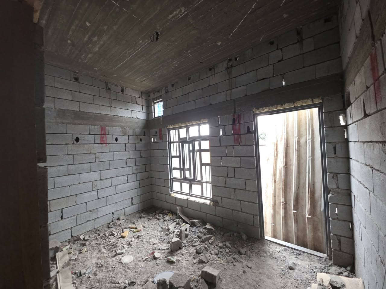 بيت هيكل كامل للبيع 
مساحة ١٠٠ متر مربع 
١٠ في ١٠ 
بي ديوان وغرفه ومطبخ وحمامات ٢ 
بناء درجه اولى 
رباط ارضي شبابيك مسلح سقف . 
الابواب الخارجيه تفاصل جاهزه من ضمن بيت .
خلف سنتر ارشد ماعلي اي كص ولا ازاله. 
ماي كهرباء متوفر منطقه حلوه وشارع ١٠ كبالها .
التفاصيل اكثر  ***********
