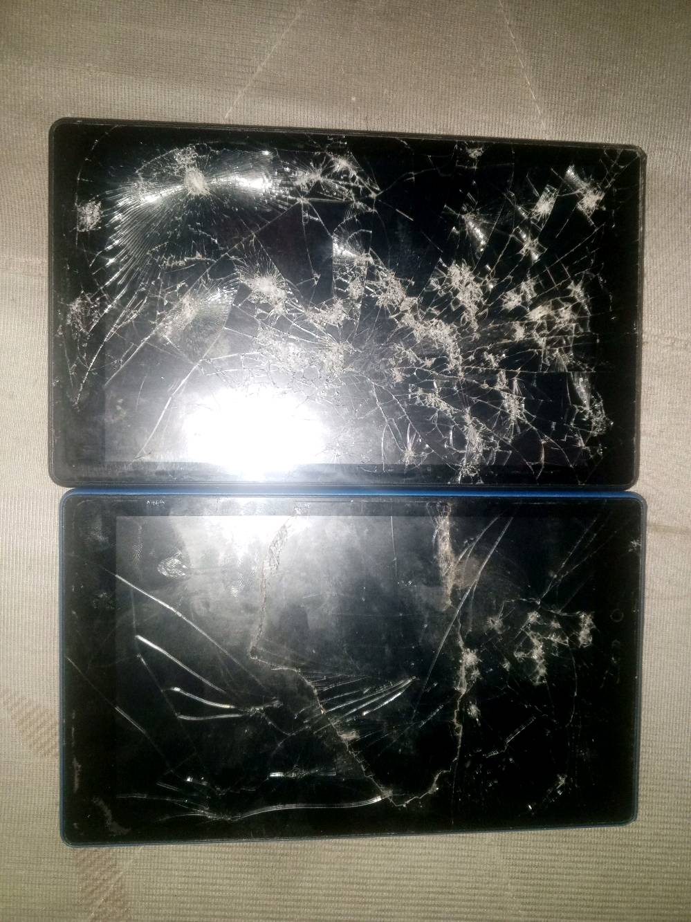 تابلت اموزون الاصلي عدد ثنين فقط كلاسات كسروهن جهال وبقيه وكلشي مابيه فول نظافه تجي تاخذهن كلاس ورمز انتباه كلاس ورمز ثنينهن 