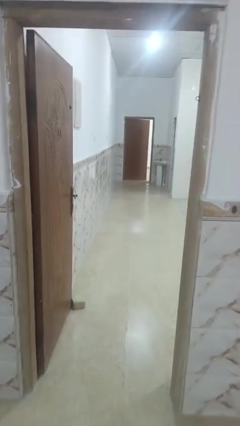 ⭕️للإيجار 
شقه طابق اول في القبله قرب سوق المسطر تحتوي على استقبال وصاله ومطبخ وغرفه وصحيات السعر 400
***********
