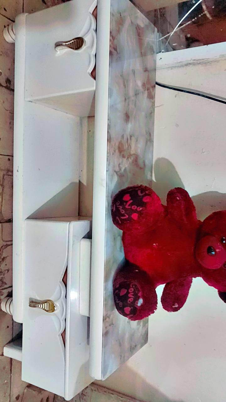 ميز للبيع جدا جديد زلغ مابيه ***********
سعره ٧٥الف
