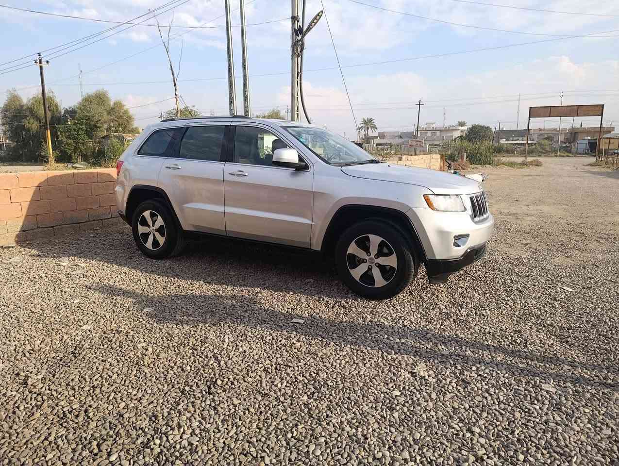 السلام عليكم للبيع جيب 2012 رقم بغداد بأسمي مميز تحويل ثاني يوم وارد امريكي حادثها بابين جه السائق نرشت احزام لجماليه مكينه كير صدر امامي خلفي تخم تاير كله جديد موصفات السياره فول عده الفتحه شاشه كامره حساسات بصمه بقيه المواصفات معروفه مكان السياره ديالى 
السعر 145 الاستفسار 
***********
