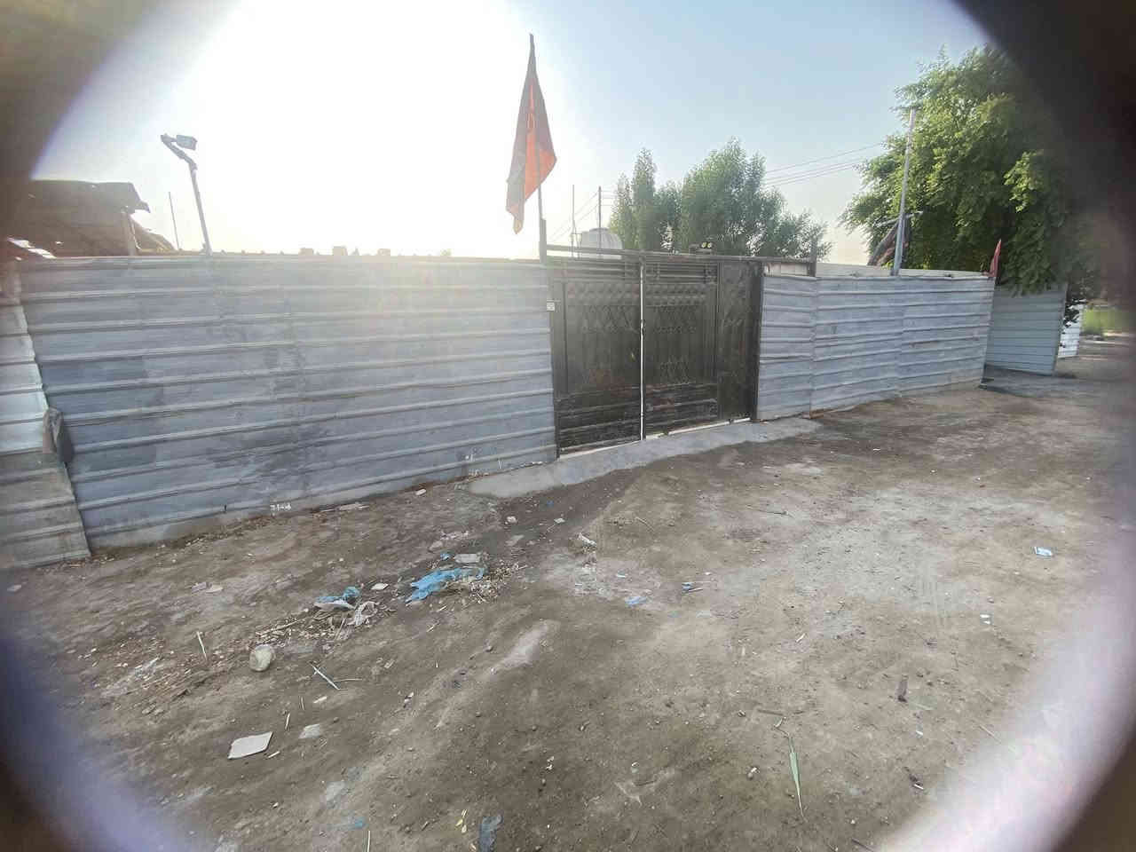 السلام عليكم ورحمة الله وبركاته 
بيت تجاوز للبيع مساحة 230 متر العنوان بغداد الكرخ حي الاعلام نهاية سوق اميمة بظهر البيت الشارع العام الرئيسي قرب المدارس الابتدائية وكلشي قريب عل بيت غرفتين مطبخ استقبال حمام خارجي شرقي غربي كراج ياخذ سيارتين حديقتين 

مساحة جانبية تكفي بناء مشتمل الكهرباء كلهة دفن خطين وطني خط مولد نظام كامرات وجرص 

نظام خلاطات ماء حتة بوري الاسالة ودفن البواري كوي اصلي تانكي الماء والماطور والسخان والمغسلة والكامرات يبقن هدية للمشتري متوفر واتساب 

***********

السعر مع الاثاث 29 م
بدون اثاث 26 م
