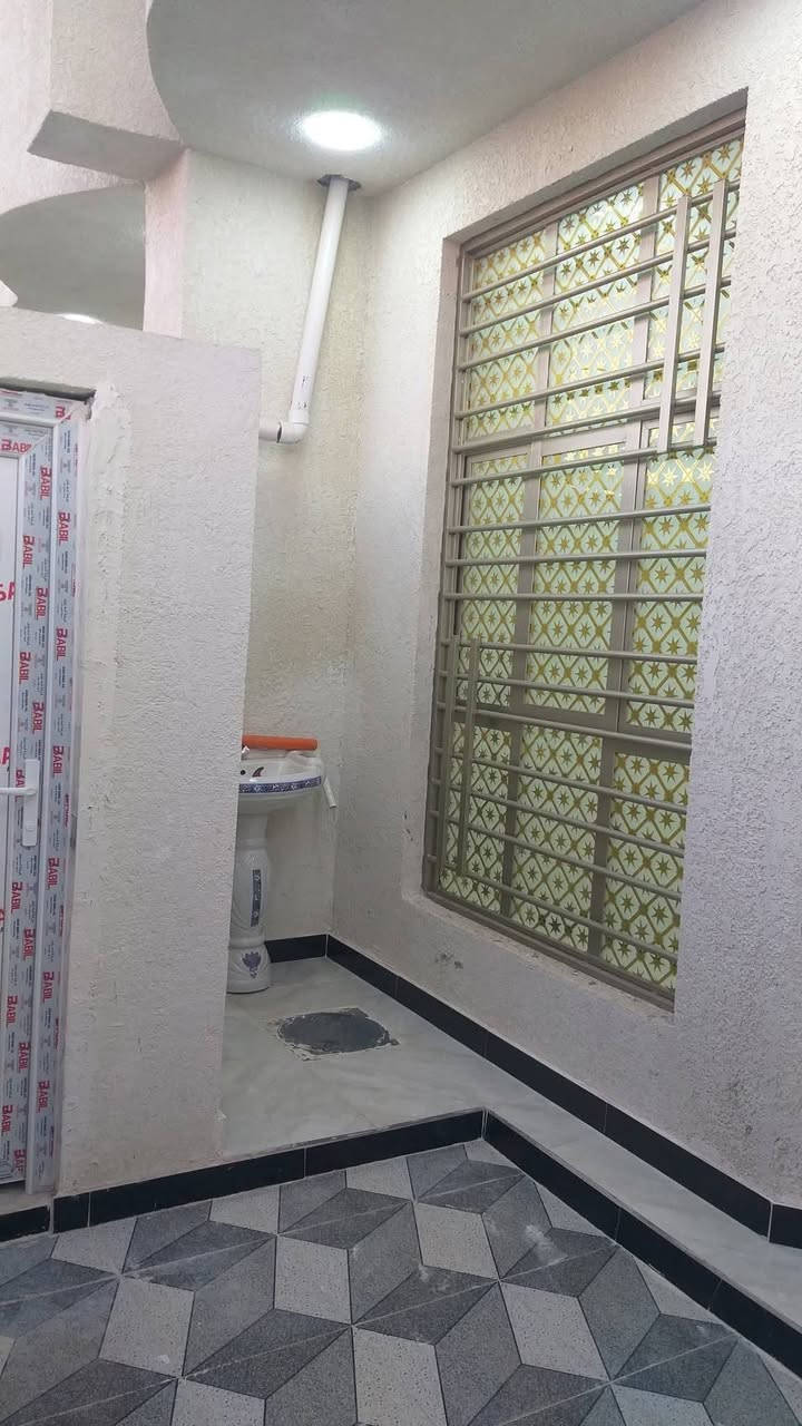 السلام عليكم مشتملات عدد 3 ثنين طبك والثالث بالفرع بصف الركن للبيع غير مسكون البناء حديث درجة اولى يقعن على شارع 20م في الكوت منطقة حي الحكيم نزلة بيت خليفة او نزلة التمايمة مقابيل الساحة مساحة كل مشتمل 100م البناء طابوق درجة اولى والسقف صب مسلح والارضية والجدران سيراميك ويتكون كل مشتمل من غرفة وصالة ومطبخ واستقبال وصحيات داخلية وخارجية ومتوفرة كافة الخدمات ومرقم من قبل البلدية وسعر المشتملات الطبك كل مشتمل 45 وبي مجال والثالث سعرة 36 وبي مجال الاستفسار الاتصال على هذا الرقم ***********
