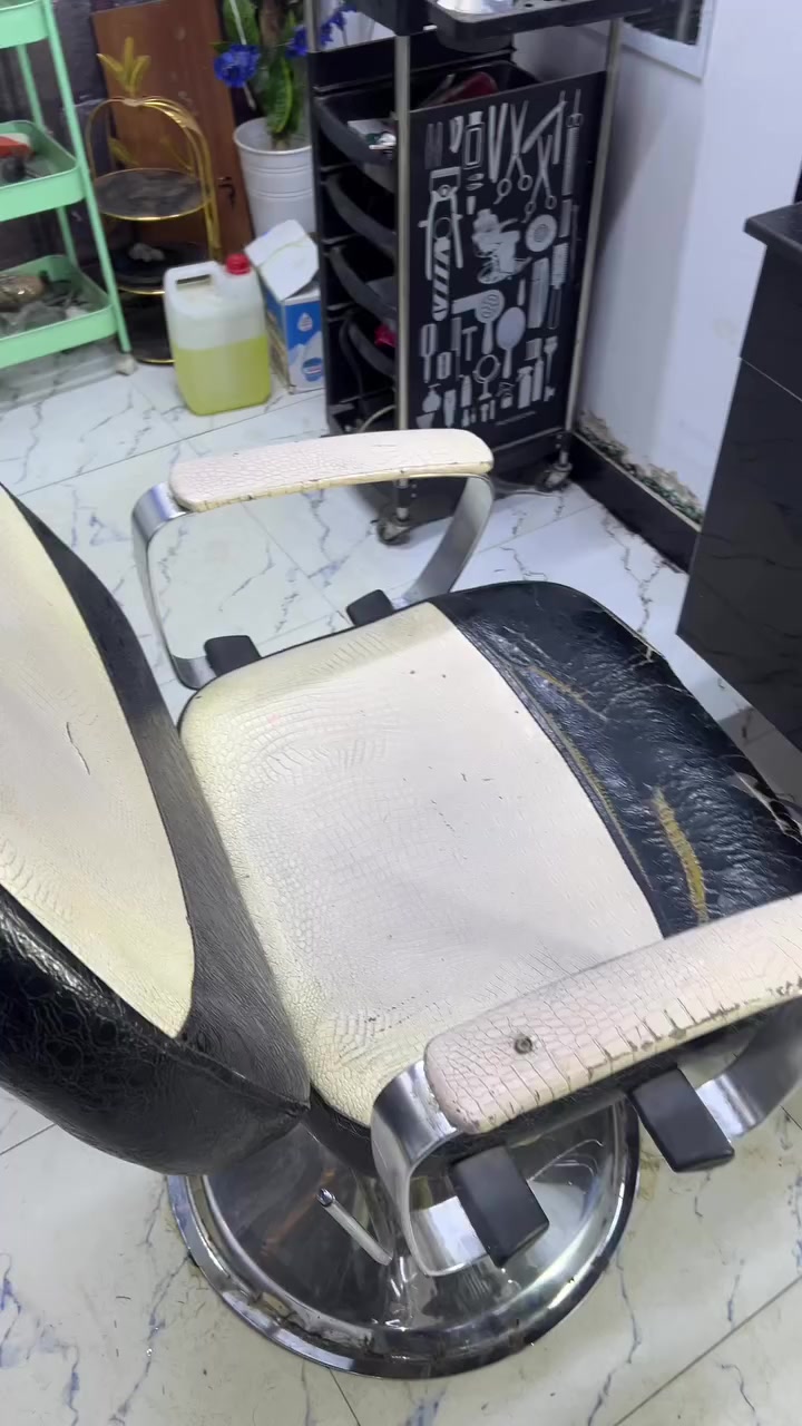 كرسي حلاقة + ميز كامل ومجر ومراية وبي انارة داخلية سعر250 للأستفسار الاتصال ***********
