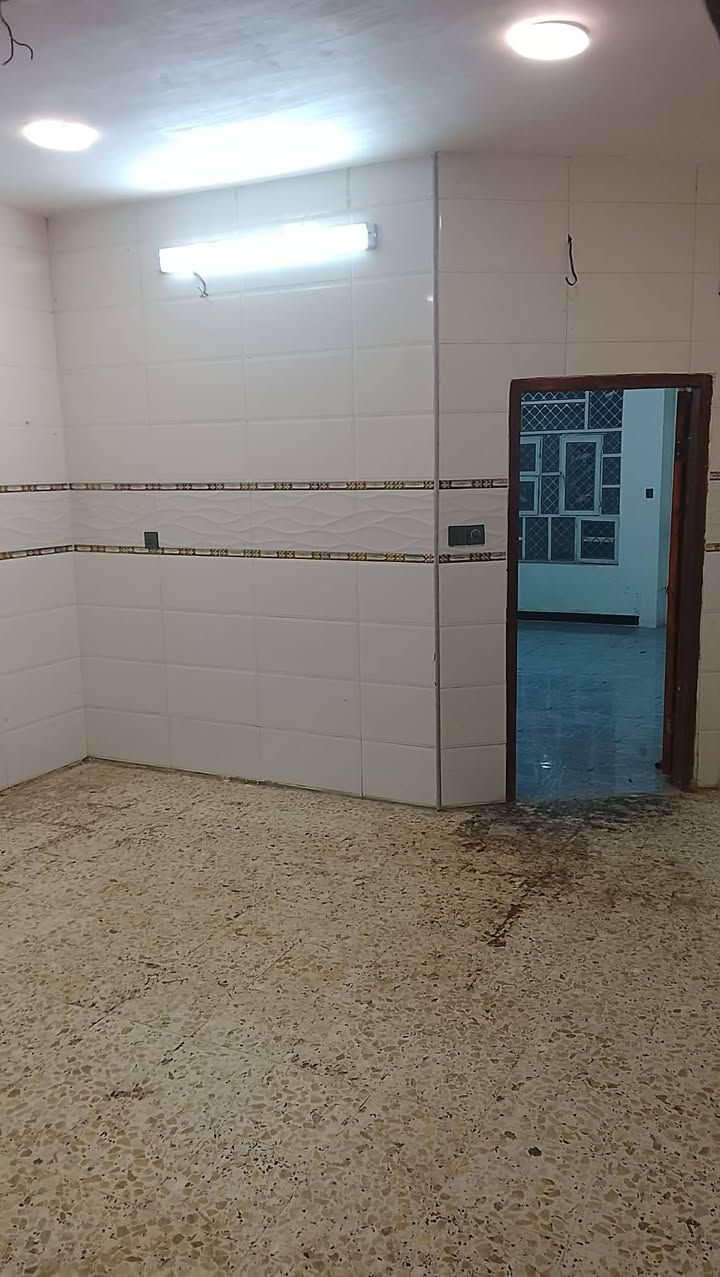 السلام عليكم بيت للبيع مساحة 100
3طوابق يحتوي على 4غرف العنوان قرب مرطبات البانده الفرع الأول مقابل الملعب للستفسار ***********
