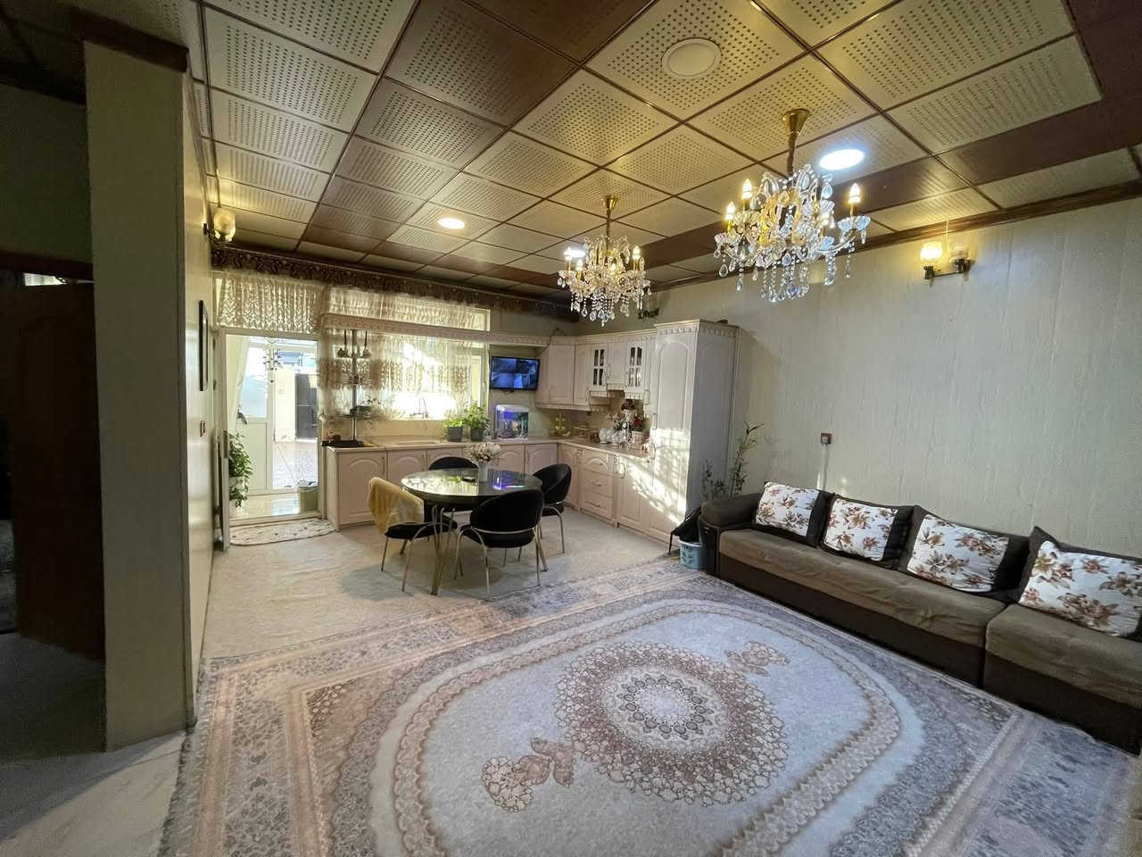 عرض مباشر
_____________________
بيت للبيع هيران ستي 1
____________________
مساحة 200م شارع 15م
____________________
تفاصيل البيت :
5غرف نوم 
صاله مطبخ امريكي عدد 2
كراج +حديقه 
صحيات عدد 3
البيت بي درج خارجي وداخلي يعني تكدر تفصل ويصير بيتين كامل
____________________
السعر 11دفتر وقابل للتفاوض عند المعاملة 
البيت نقد لايوجد عليه اي ديوون
____________________
______________________
***********
