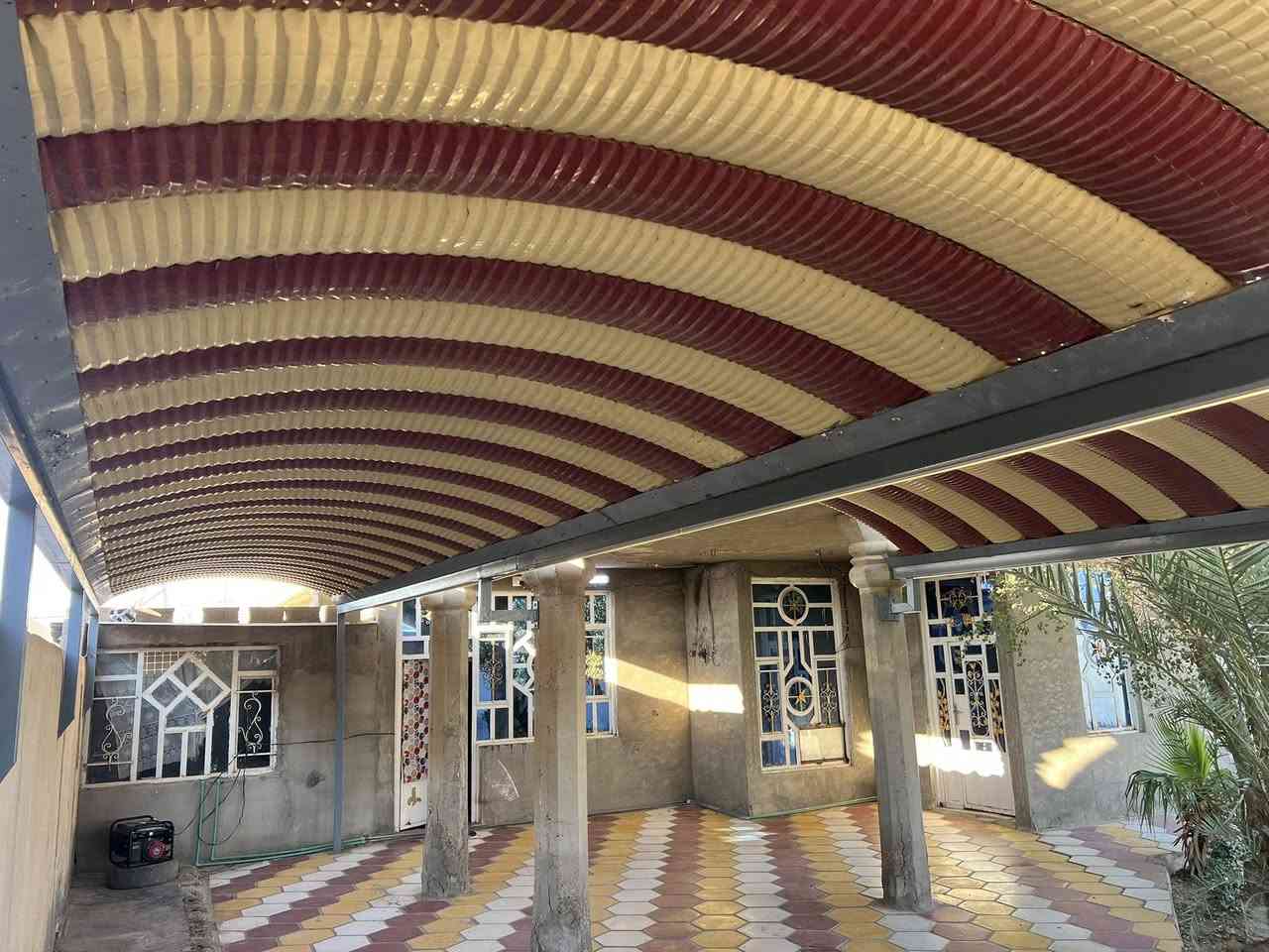 السلام عليكم بيت البيع مساحته الكلي 550 والبناه 260 طابو ع 25 
غرف 2جوه و2 فوك
حمامات 3 2 فوك واحد جوه
مطبخ 2 حار وبارد
صاله
هول
ستقبال 
قرب سيطرت الج بشارع جامع  عتره المصطفى منطقه سويدي
 
التصال ***********
