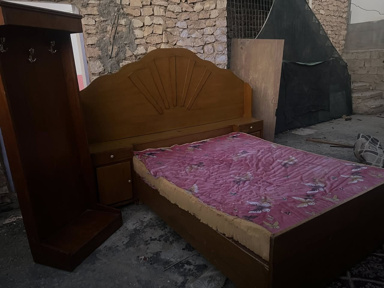 للبيع جربايه مع زاويه الخشب بلوك قوي وثقيل مع دوشك الرمادي خمسه كيلو ***********
