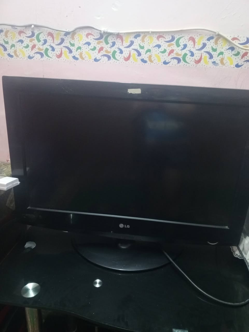 شاشه شونك حجم 32سمارت واي فاي السعر 90
شاشه ال چي سعر 50 
عربانة طفل 15 
ميز بلازمه 30 
***********
