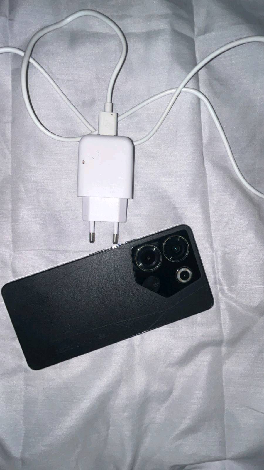 تكنوو كامون 20s برو 5G
ذاكرة 256 
مستخدم نضيف جداً لوك شخط ممشخوط
الجهاز مكفول من اي صيانة
ملحقات شاحن فقط 
السعر 225 وبي مجال 
عنواني بغداد المدائن سلمان باك 
*********** رقمي للاتصال ، او واتساب 🤍. 