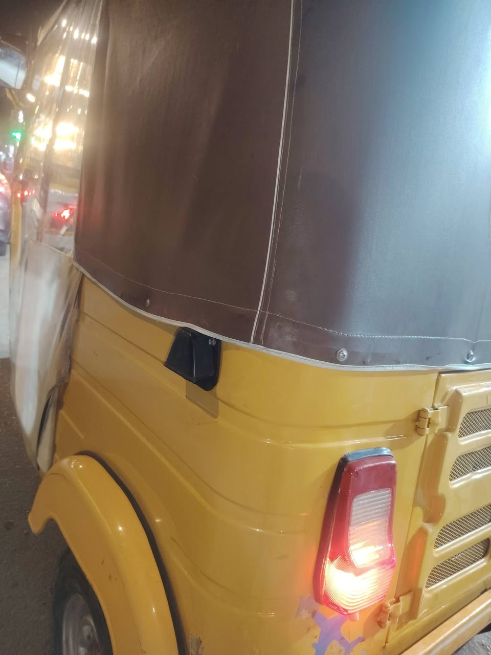 سلام عليكم تكتك موديل 2018 شهر 11رقم وسنويه تحويل مكينه مكفوله السعر 5300 بيها مجال قليل عنوان مدينه صدر قطاع 18 يريدها اتصل ***********
