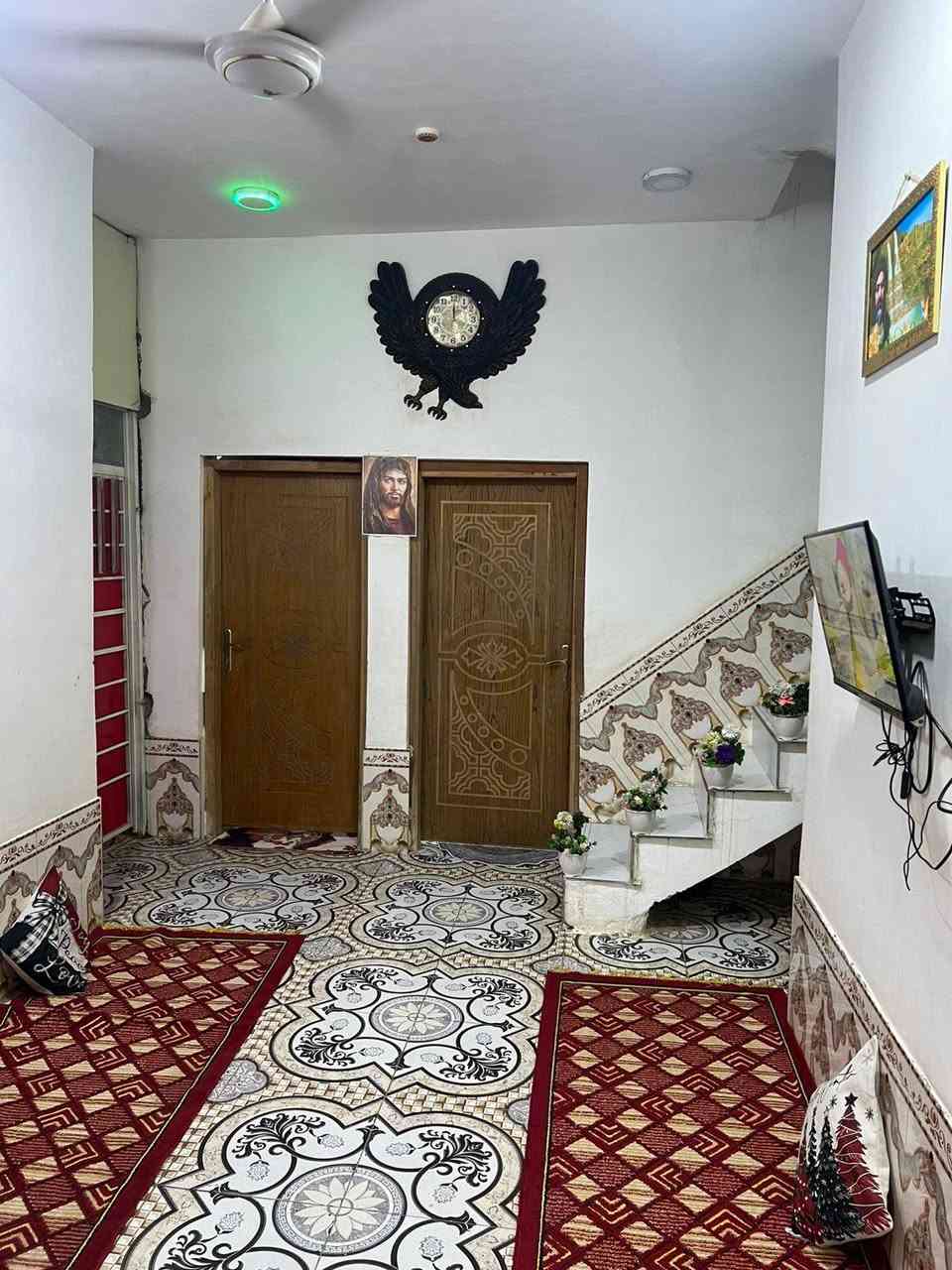 السلام عليكم
بيت للبيع المساحه 120 م البيت ركن على شارعين 

يحتوي البيت على غرفتين مساحه الغرف على 

4 × 5 م 

وصاله استقبال مساحة الصاله 5.50 × 3 م 

ومطبخ 3.50 × 3.25 م 

وديوانيه 6 × 3.50 م 

ومجمع صحيات خارجي 

وحمام داخلي 

للاستفسار الاتصال على الرقم التالي ***********

او التواصل خاص 

البيت وتفاصليه موضحه كما في الصور
