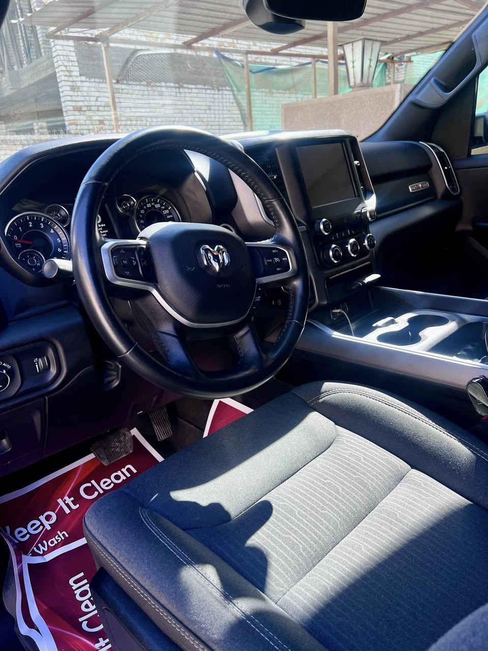 السلام عليكم  رام للبيع نوع لون ستار  موديل 2023 ماشيه 25 الف ميل  حادثها بسيط جدا  مثل ماموضح بالصوره. ايرباك سليم  مري شفط كشنات تدفئه ستيرن تدفئه تايرات تخم جديد بيها  السياره برغي ممفتوح بيها كلها على وضع الشركه  وباسمي والتحويل ثاني يوم  السعر 25500$ للاستفسار الاتصال ب***********
