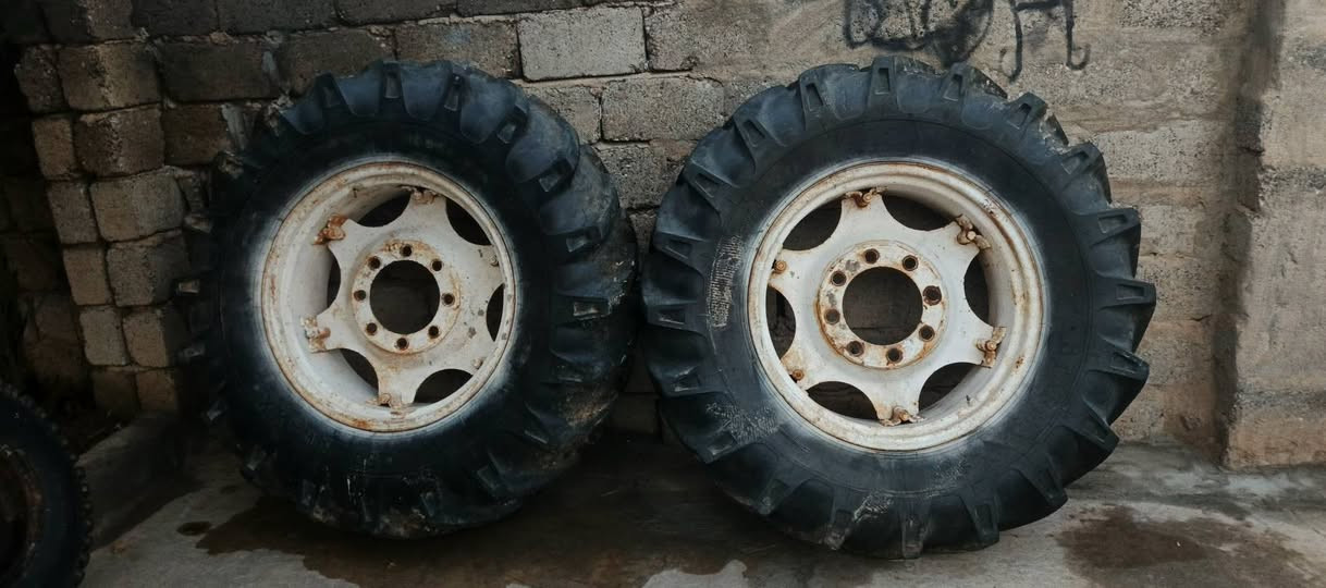 تواير عنتر.71نضاف حيل بس شهرين الحصاد مستخدم  فقط مكان قريه طواجنه حجم 16عل 28وحجم الصغار 
حجم الامامي 16عل750 الزوجين عل 950وبيهم مجال 
***********
