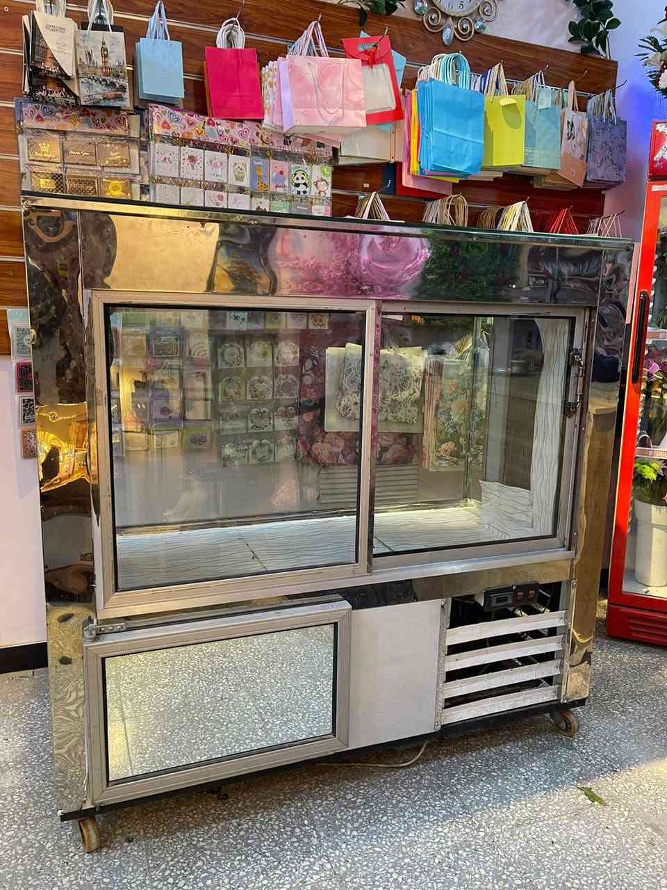 براد للبيع نظام تبريد ينفع كل شي للكيك او اللبان او ورد للاتصال على *********** واتساب سعره 500 قفل مكانا الاعظميه شارع مستشفى النعمان قرب علي كيكي بغداد, العراق
