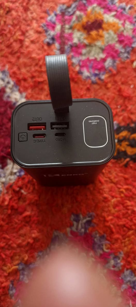 السلام عليكم شاحنه اصليه شحن سريع وبيه شمعه السعر عله الخاص
***********
