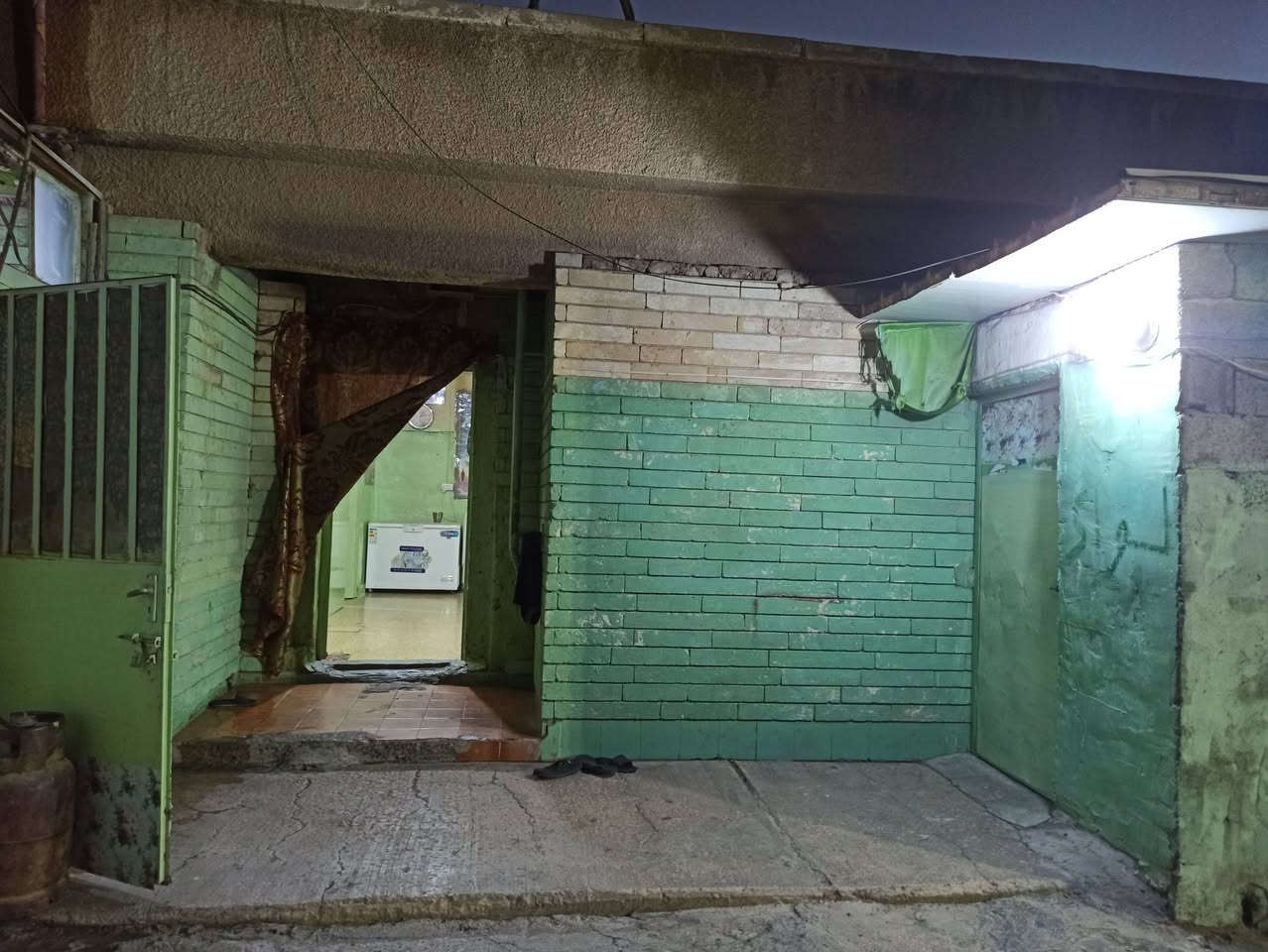 السلام عليكم
بيوت تجاوز ..

يوجد بيتين بيت بصف بيت 
في الكاظميه جكوك شارع الحسينيه 
مجمع قمر بني هاشم 
السقف كونكريت ارضيات كاشي وسراميك 
خدمات كله رئيسي مي مجايري كهرباء 
تبليط  سوق قريب مدارس قريبه 
للبيع فقط ...
تواصل 
***********
ملاحضه اخوان بيت جبير وبيت صغير 
سعر البيت الجبير 25 وبي مجال بسيط 
وسعر لبيت لثاني 18 وبي مجال بسيط
