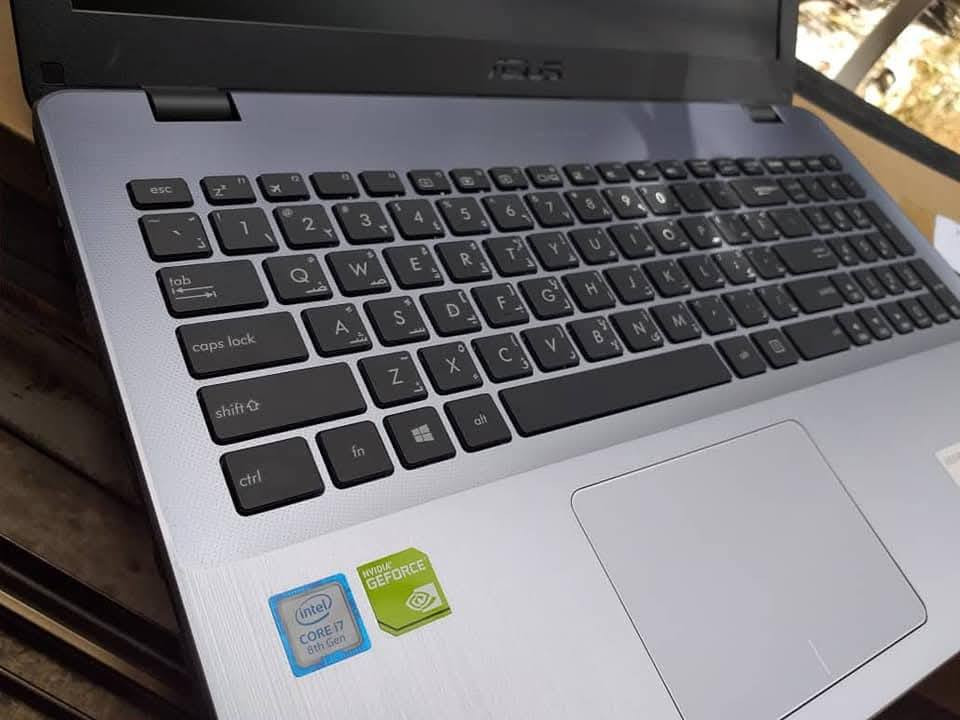 ✨ Asus VivoBook X542UN
مناسب للتصاميم، البرامج الهندسية، الأمن السيبراني، البرامج المكتبية، الحسابية والتصفح بكفاءة جيدة.

✔️ المعالج (CPU): Intel Core i7-8550U — جيل ثامن
✔️ الرام (RAM): 8GB DDR4 — قابلة للتطوير
✔️ التخزين (Storage): 256GB NVMe SSD — قابل للتطوير
✔️ كارت الشاشة (Graphics): NVIDIA MX150 4GB خارجي منفصل
✔️ الشاشة (Display): 15.6 إنج — دقة 1920×1080 FHD
✔️ الكيبورد: مضيء (Back-light) عربي / إنكليزي (Ar-En)
✔️ الشاحن: شاحن أصلي

🔹 الحالة: وارد اوربي غير مستعمل بالعراق (كالجديد) نظافة 95% فما فوق 
🔹 البطارية: بحالة جيدة(ضمان ساعه فما فوق)

🔷️ السعر الكلي : 490.000 الف دينار 
(شامل التوصيل مجاني مع هدايا حقيبة وماوس )

■ ضمان(١) فحص وتشغيل امام المندوب 
■ ضمان(٢) استخدام اسبوعين اي خلل مصنعي يتم الاستبدال بنفس الموديل


**إذا كنت صاحب هذا الإعلان وتريد حذفه لأي سبب، رجاءا أرسل رسالة إلى الدعم الفني**