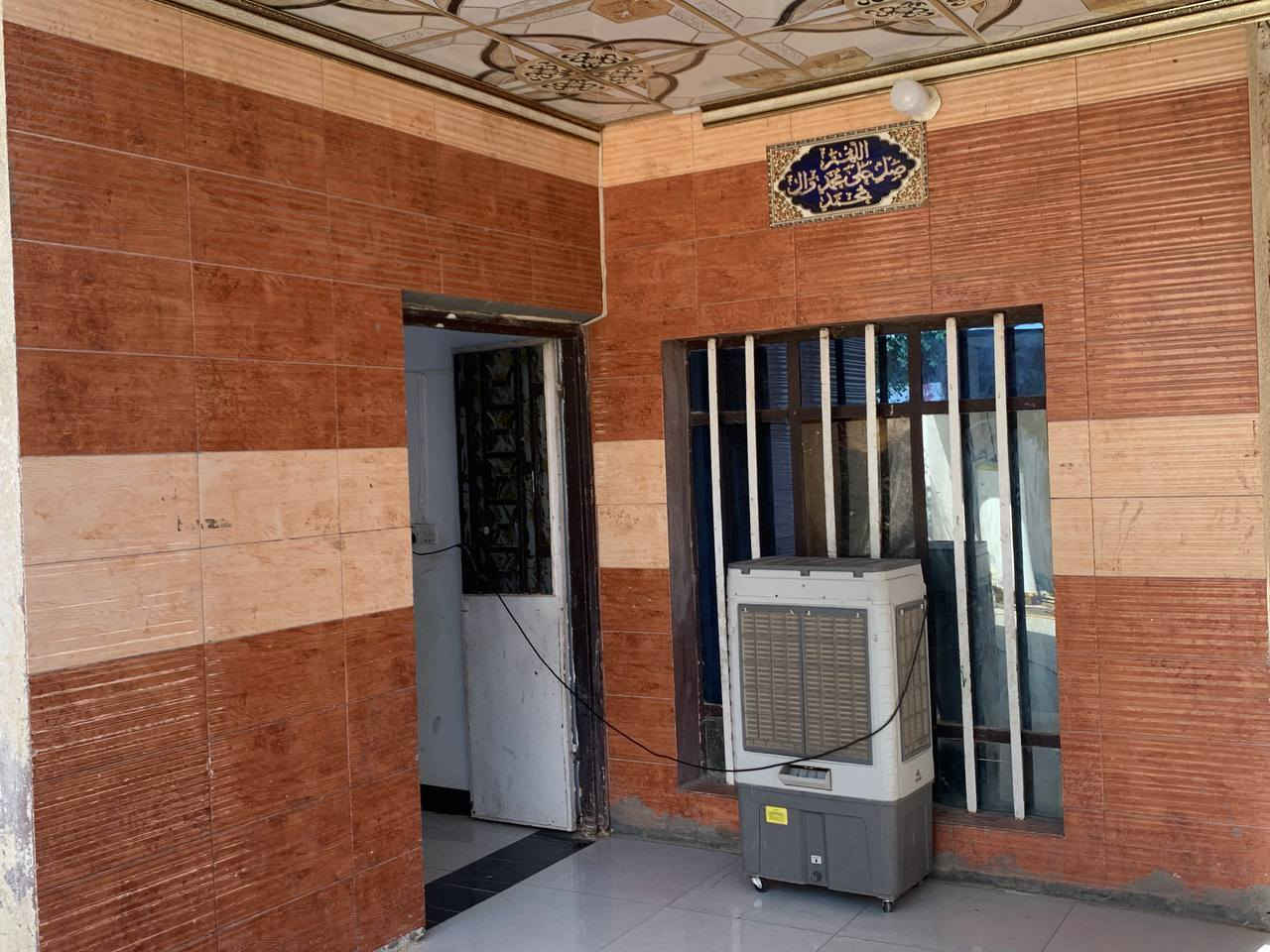 مرخصه الادمن بيت للبيع ٢٥٠م مسلح طابوق ٤غرف صاله هول مطبخ وستقبال كراج صحيات خارجيه حديقه بالبدايه ثاني فرع قطاع ١٢ حي العسكري خدمات متكامله سعر ١٧٥ وبي مجال للتصال ***********
