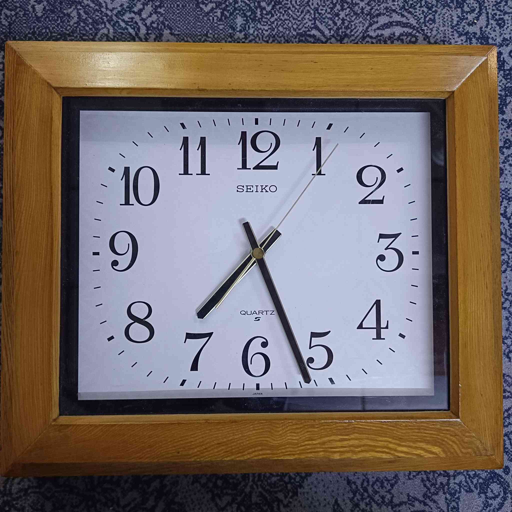 ساعات جدارية اصلية صناعة يابانية قديمة مخزنة استعمال يابان فقط.. خشب بالكامل بطارية وسط.. الاتصال او المراسلة فقط فقط ***********
